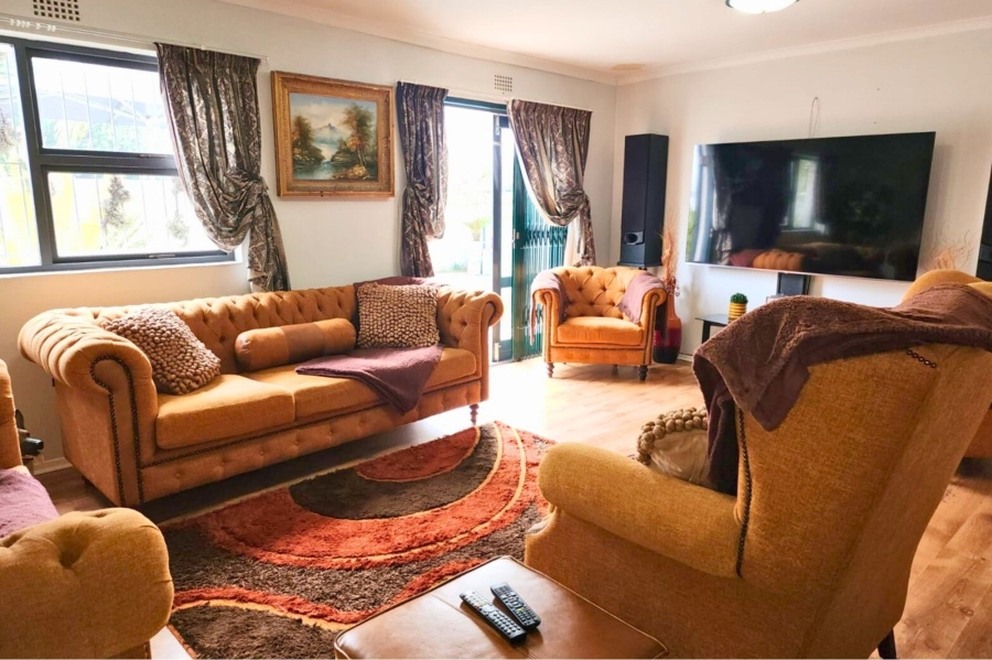 5 Bedroom Property for Sale in Loucharmante Western Cape